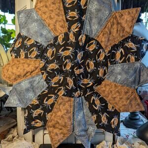 Starburst pattern blue crab cotton table topper